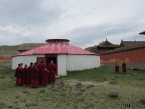 Les moines se préparent à la prière