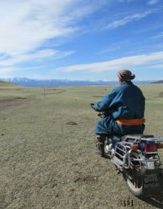 Motocycliste parmi la steppe