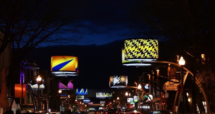 La colorée rue Cartier vu de nuit. Photo par Eric Biron.
