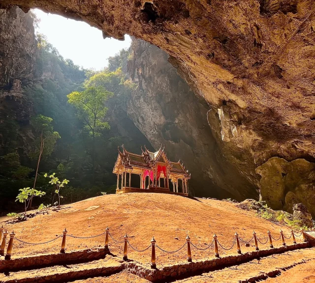 Les magnifiques grottes et temple Phraya Nakhon !
.
Une photo de ce temple me fait de l’oeil pratiquement à chaque fois que le chromecast tombe en veille et que des images défilent. Je l’avais remarqué depuis longtemps, mais je ne sais pas pourquoi j’étais certaine que c’était en Chine ! À quel point j’étais contente quand je me suis rendue compte que c’était à distance raisonnable de notre hotel à Sam Roi Yot beach en Thaïlande 😍
.
#samroiyot #samroiyotnationalpark #phrayanakhoncave #phrayanakhontemple #thailand #thailandroadtrip #thailande